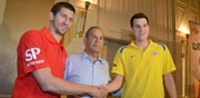 שמואל פרנקל יו"ר מינהלת הליגה בכדורסל עם מתן נאור וגיא פניני / צלם: תמר מצפי