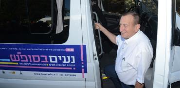 ראש עיריית תל אביב רון חולדאי בהשקת מערך ההסעים החדש, "נעים בסופ"ש" / צילום: איל יצהר, גלובס