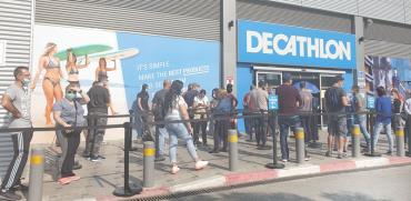 תור בכניסה לחנות דקטלון בראשל"צ. “ההתאוששות מהמשבר מוטה כלפי המקום שבו מרוכז כוח הקנייה” צילום: בר-אל